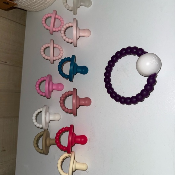 Ryan & Rose and Itzy Ritzy pacifiers - Picture 1 of 1